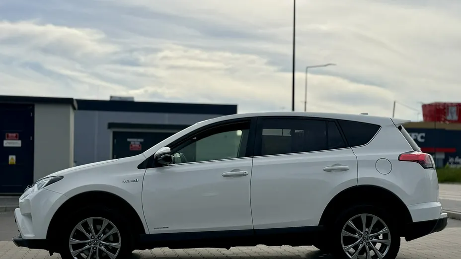 TOYOTA RAV4 -
