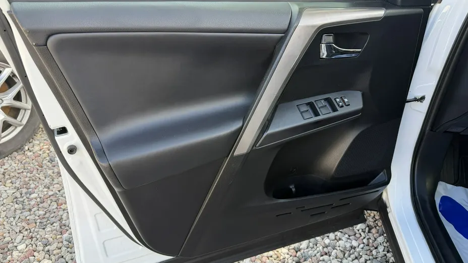 TOYOTA RAV4 -