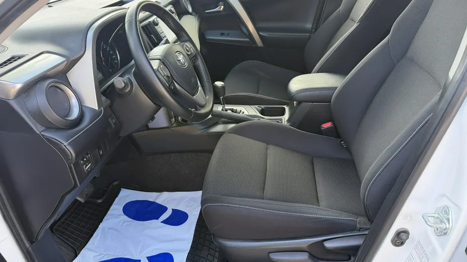 TOYOTA RAV4 -