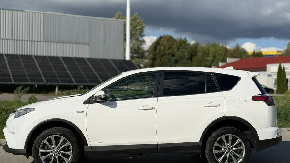 TOYOTA RAV4 -
