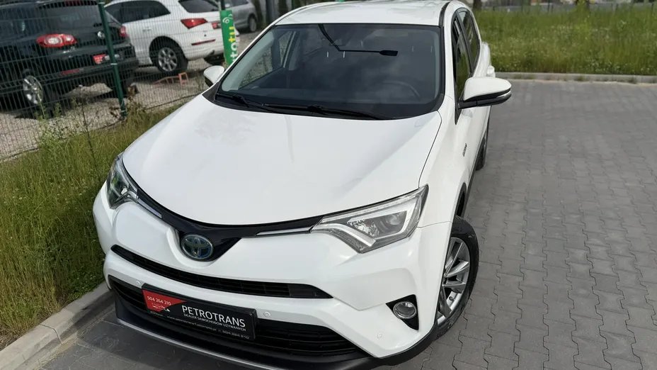 TOYOTA RAV4 -