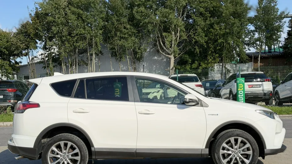 TOYOTA RAV4 -