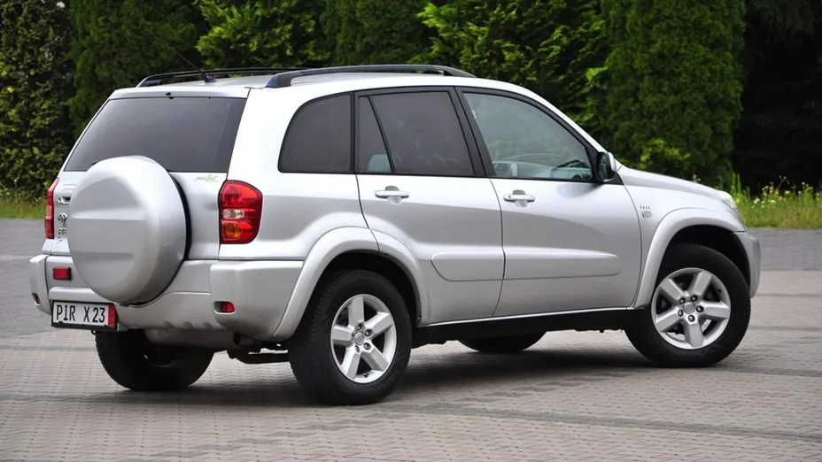 TOYOTA RAV4 -