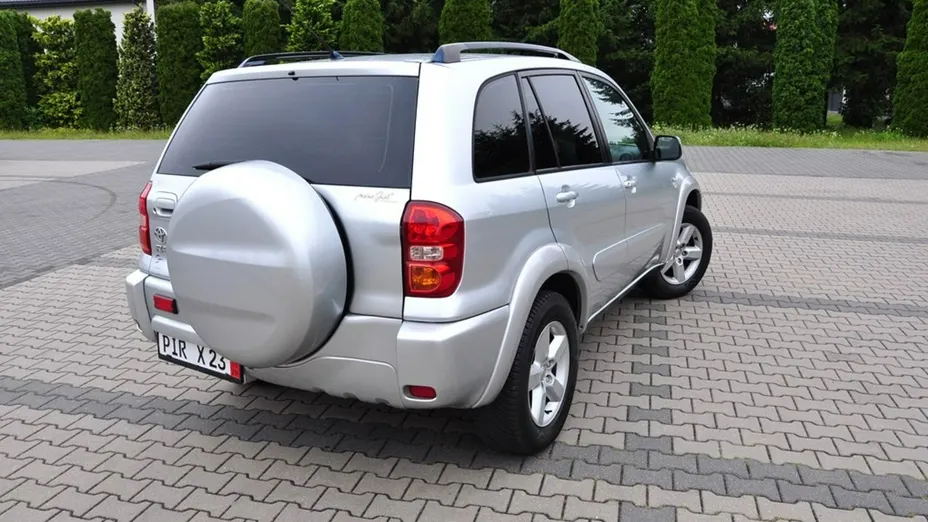 TOYOTA RAV4 -