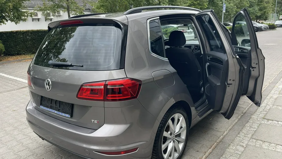 VOLKSWAGEN Golf Sportsvan -