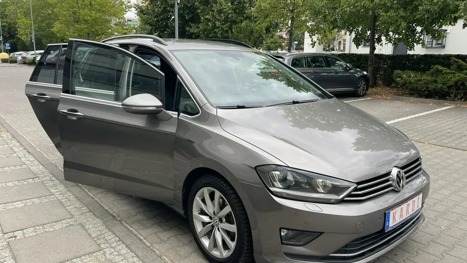 VOLKSWAGEN Golf Sportsvan -