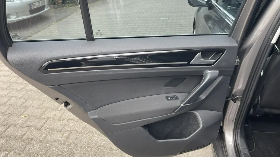 VOLKSWAGEN Golf Sportsvan -