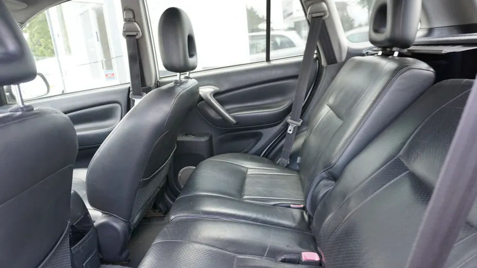 TOYOTA RAV4 -
