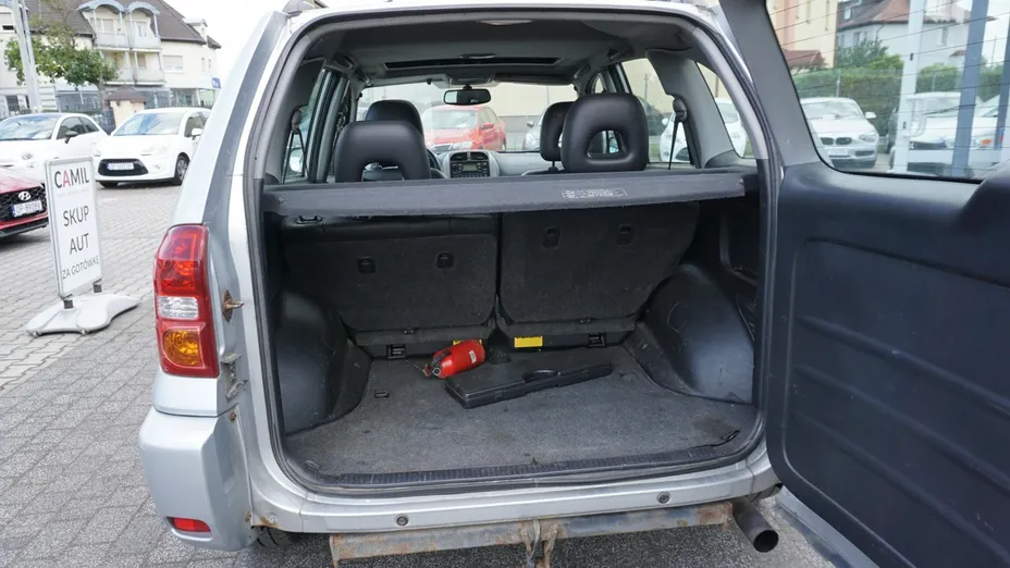 TOYOTA RAV4 -