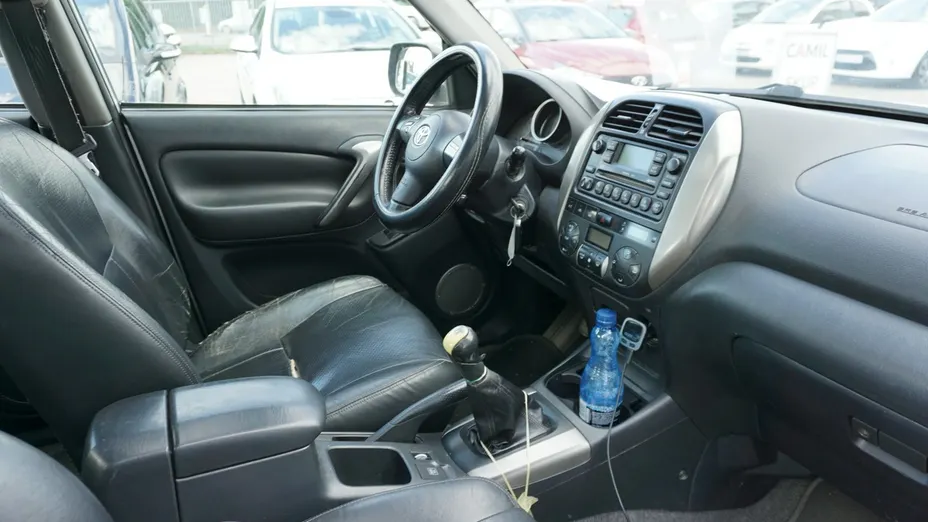 TOYOTA RAV4 -