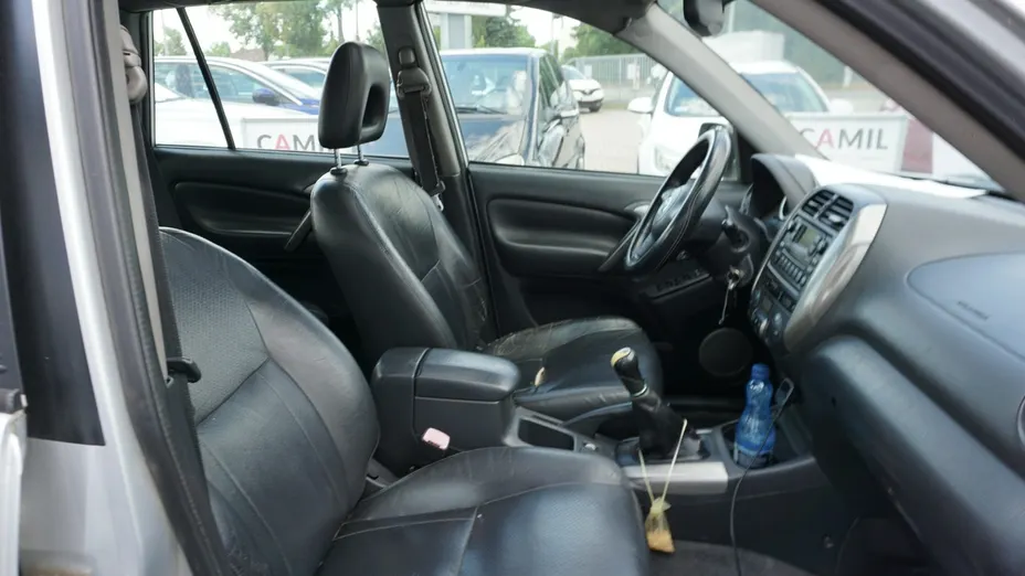 TOYOTA RAV4 -