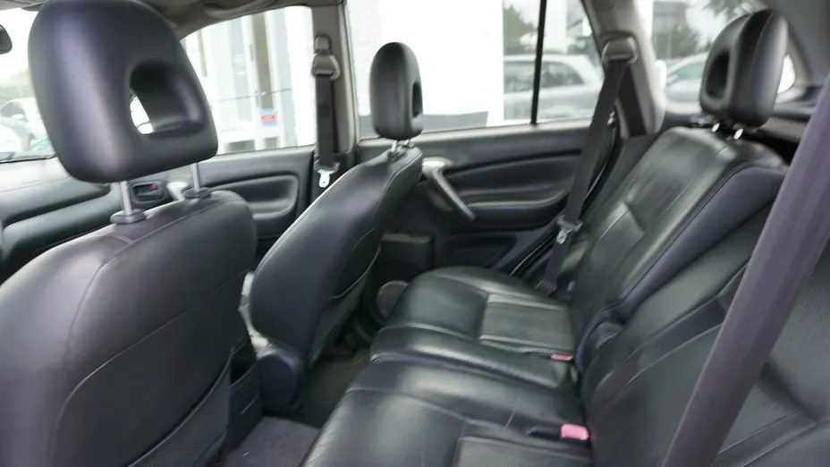 TOYOTA RAV4 -