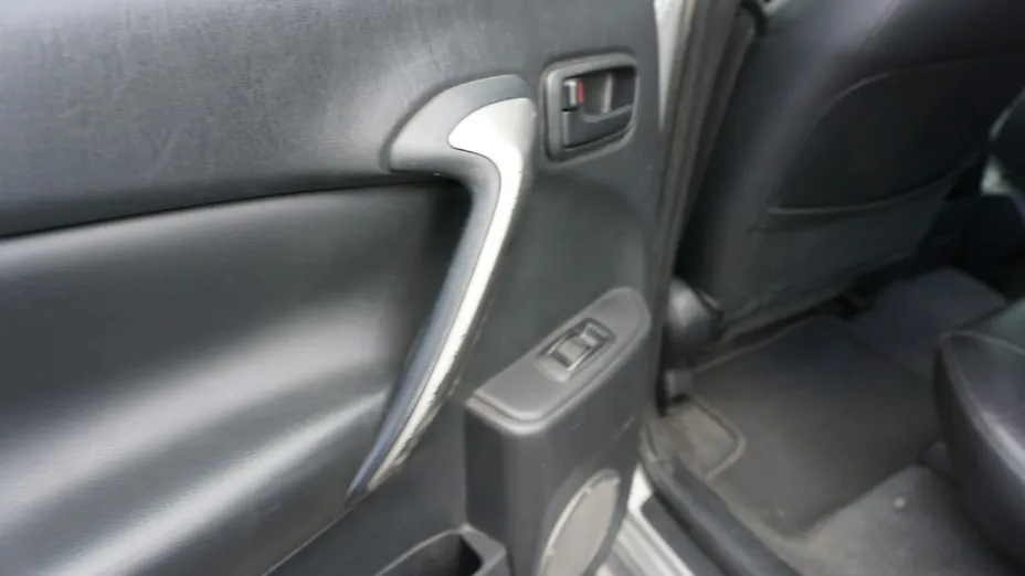 TOYOTA RAV4 -