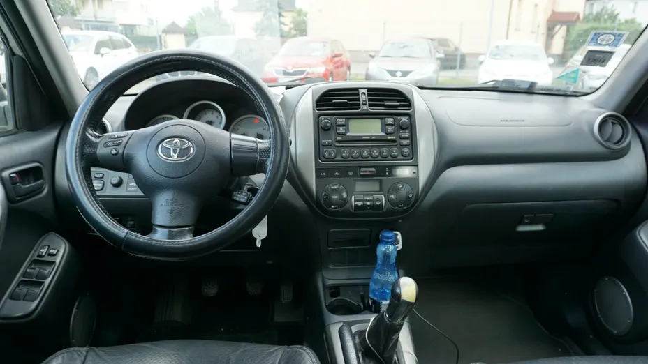 TOYOTA RAV4 -