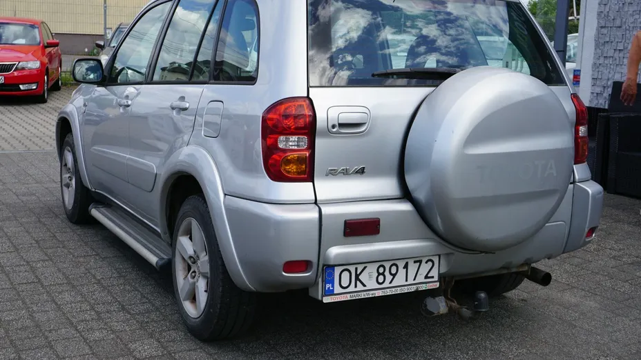 TOYOTA RAV4 -
