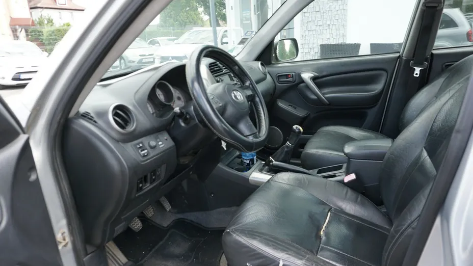 TOYOTA RAV4 -