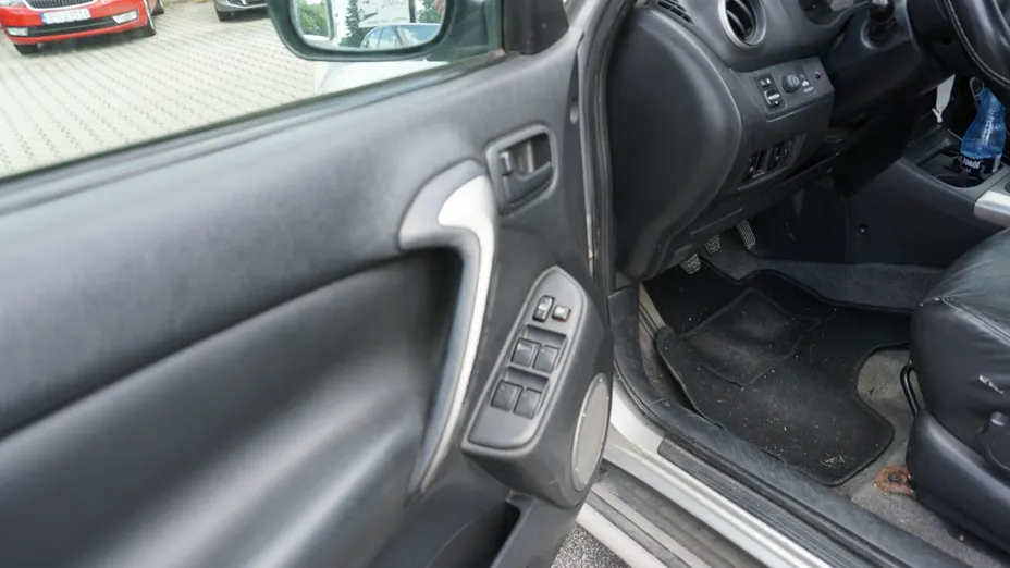 TOYOTA RAV4 -