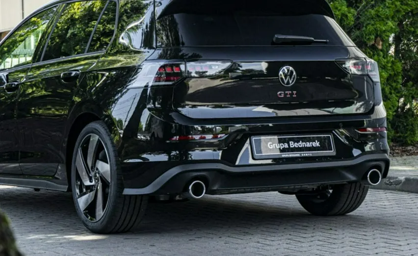 VOLKSWAGEN Golf -