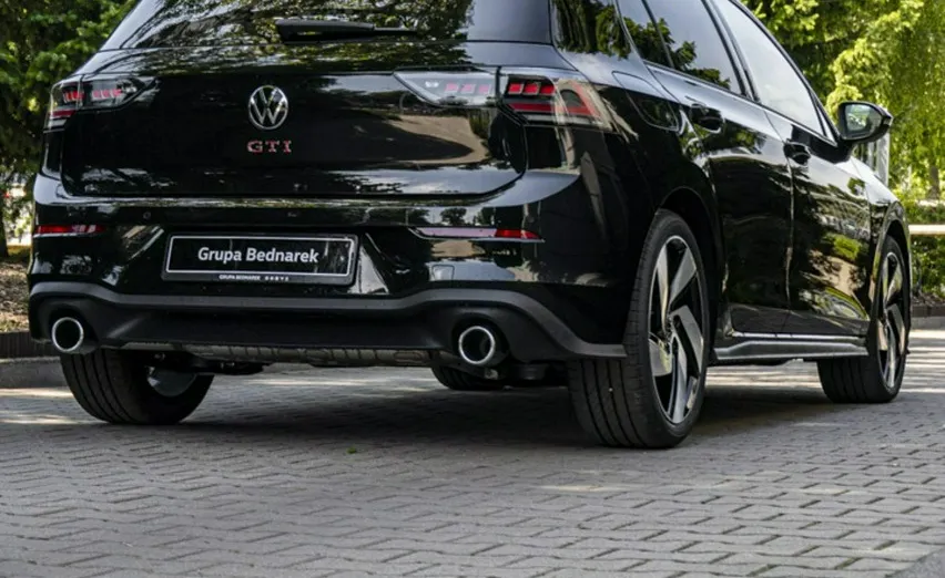 VOLKSWAGEN Golf -