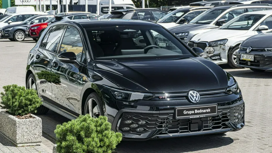 VOLKSWAGEN Golf -