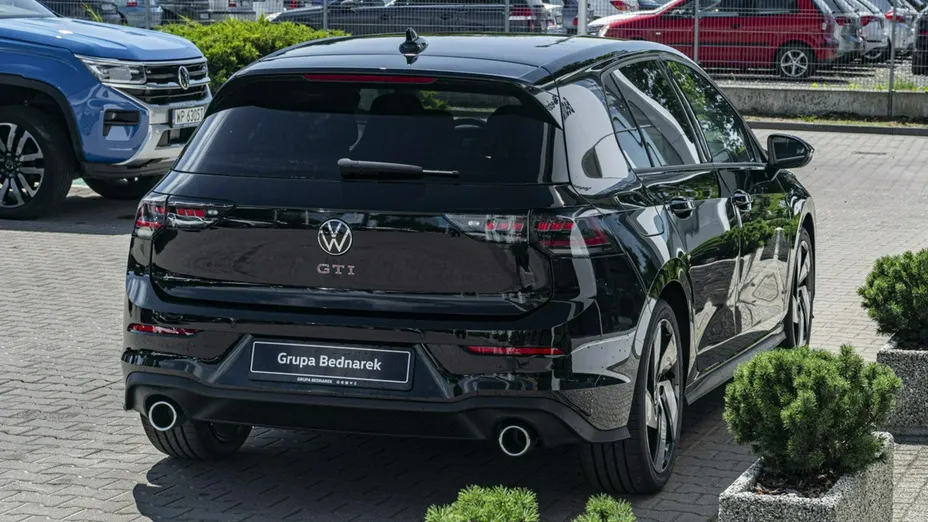 VOLKSWAGEN Golf -