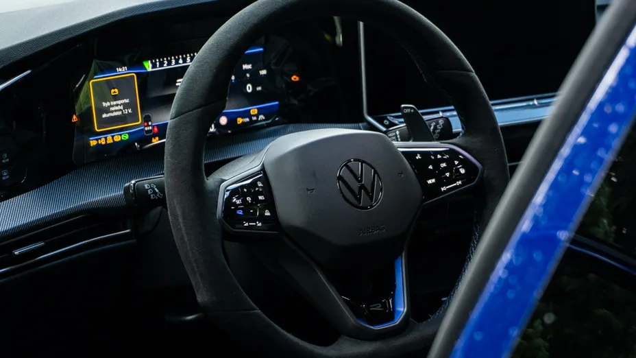 VOLKSWAGEN Golf -