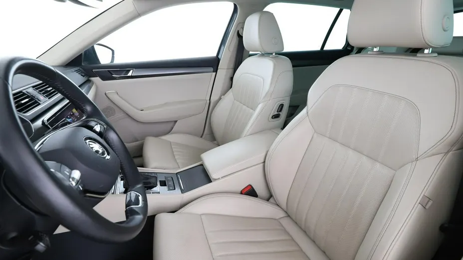 SKODA Superb -