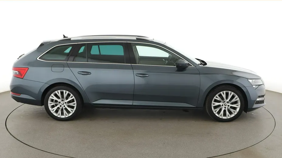 SKODA Superb -