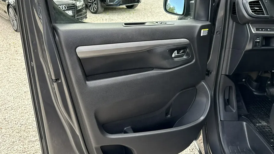 PEUGEOT Traveller -