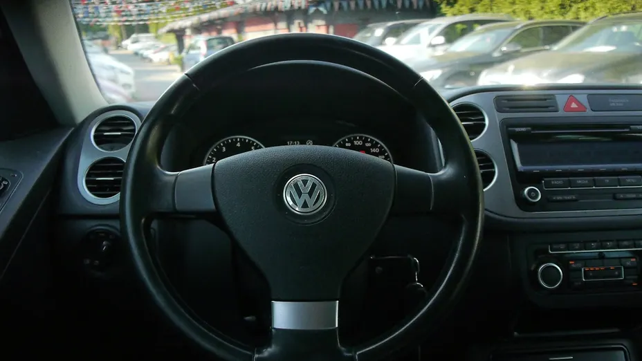 VOLKSWAGEN Tiguan -