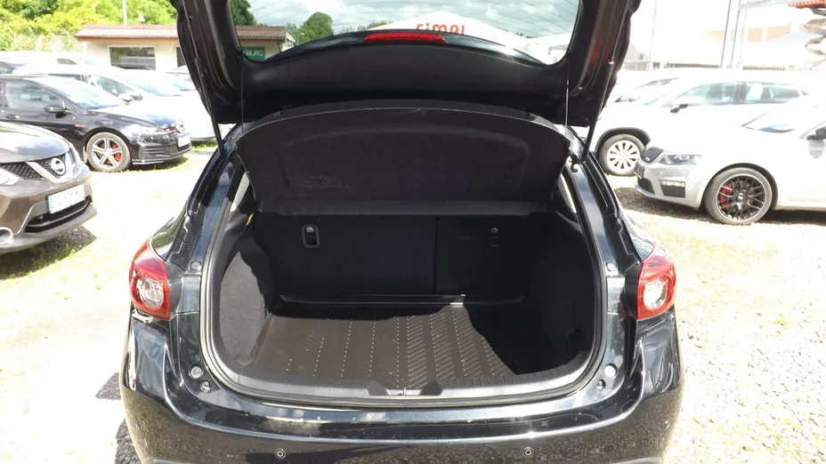 MAZDA 3 -