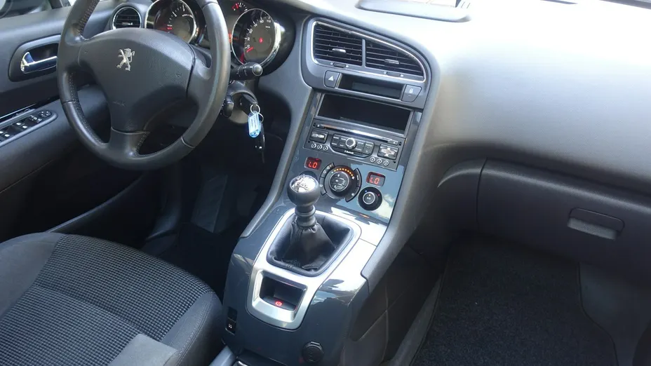 PEUGEOT 5008 -