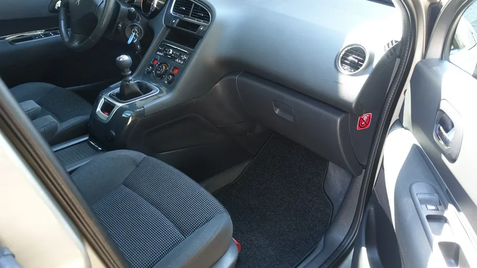 PEUGEOT 5008 -