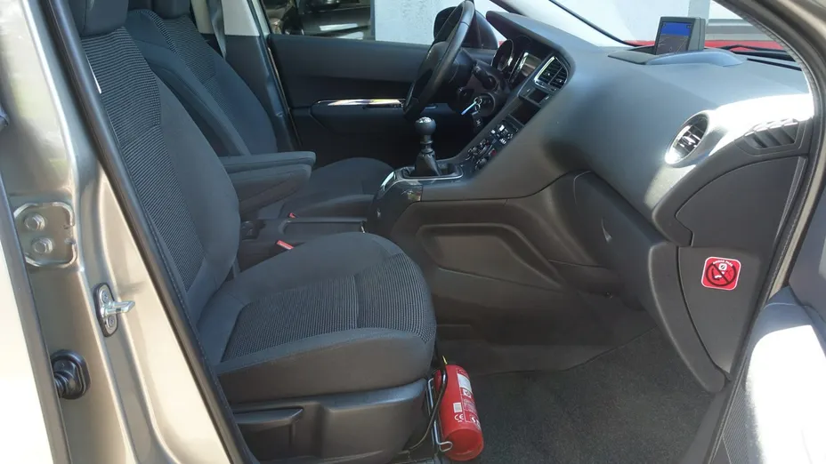 PEUGEOT 5008 -
