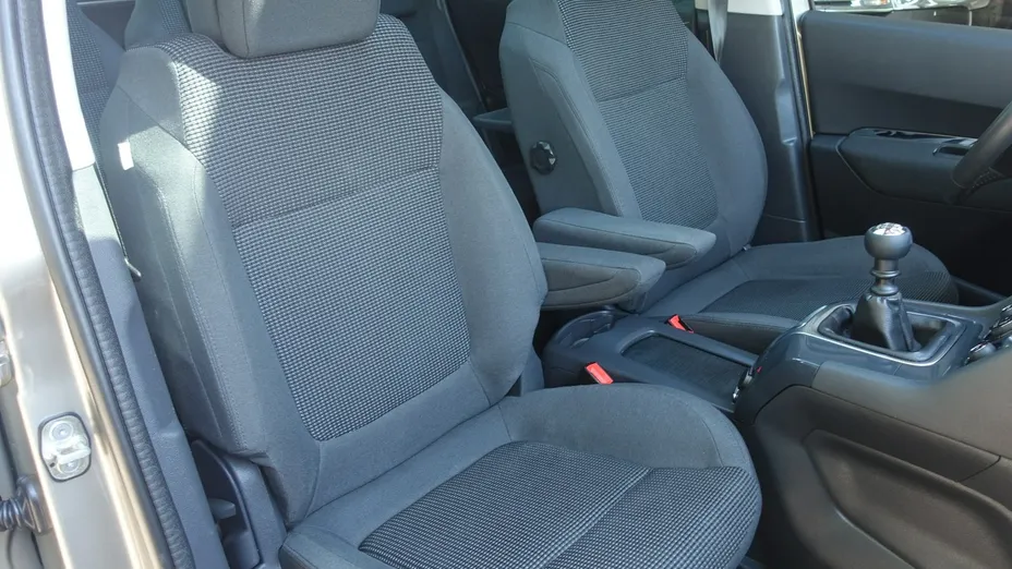 PEUGEOT 5008 -