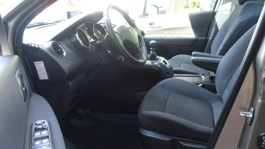 PEUGEOT 5008 -