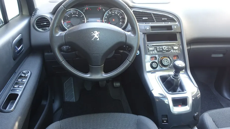 PEUGEOT 5008 -