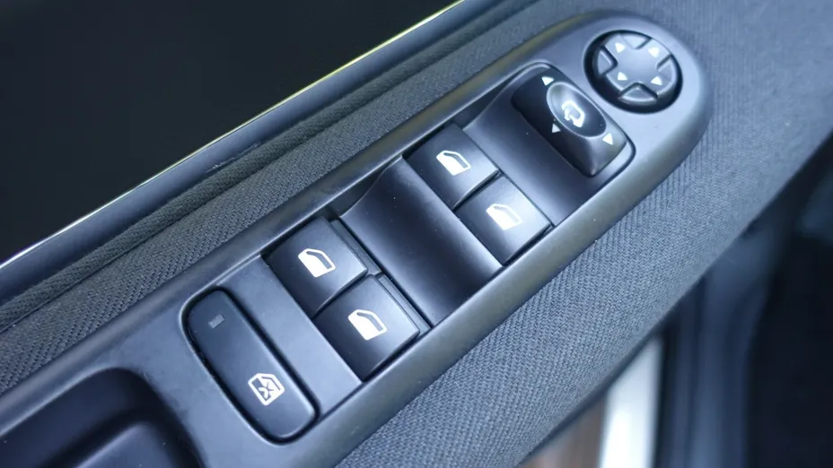 PEUGEOT 5008 -