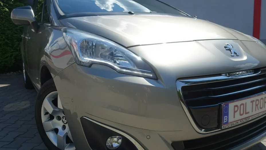PEUGEOT 5008 -
