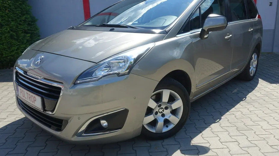 PEUGEOT 5008 -