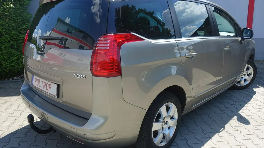 PEUGEOT 5008 -