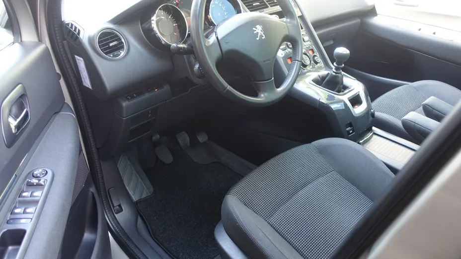 PEUGEOT 5008 -