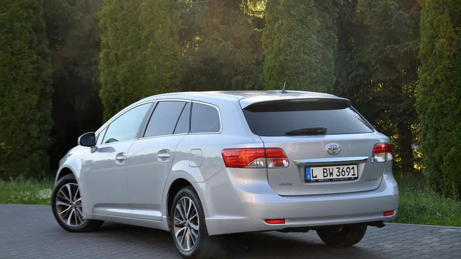 TOYOTA Avensis -
