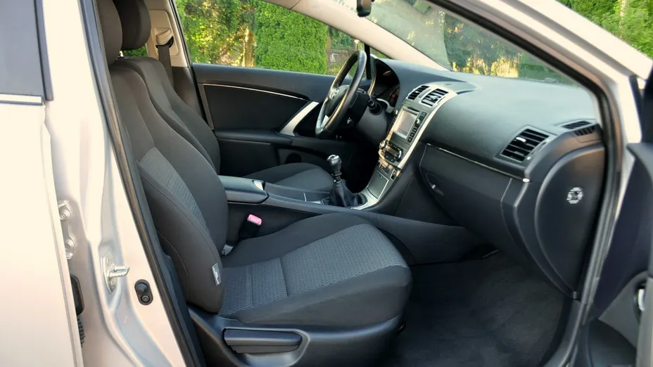 TOYOTA Avensis -