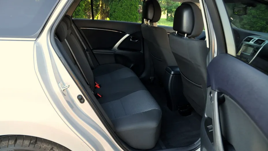TOYOTA Avensis -