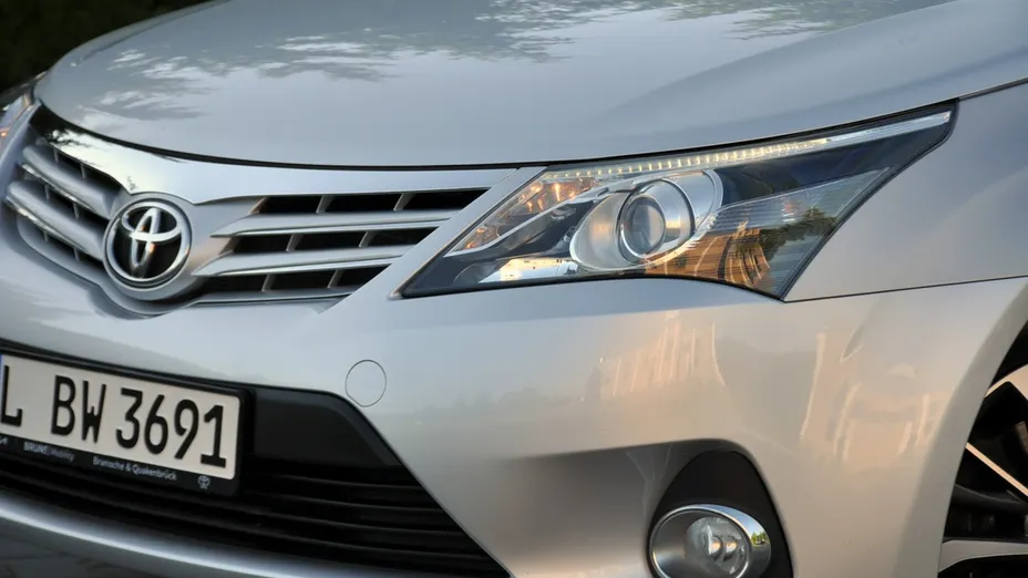 TOYOTA Avensis -