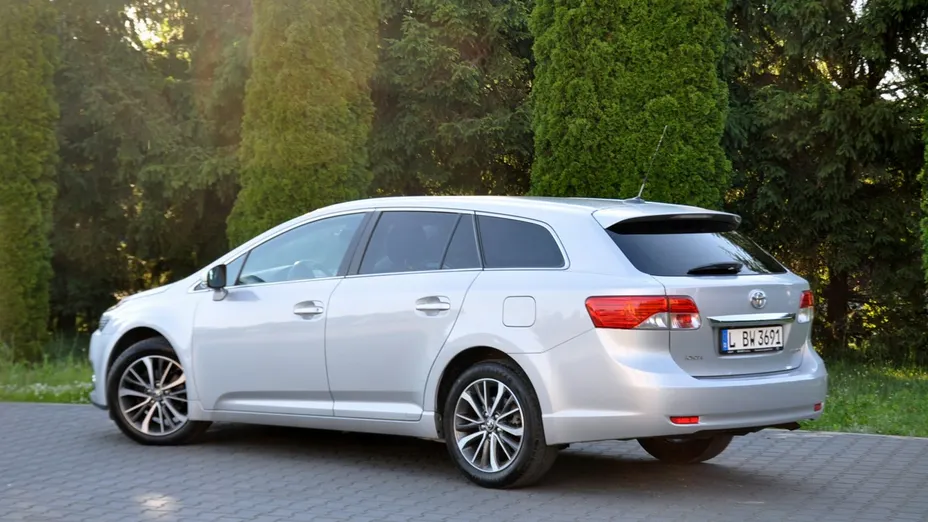 TOYOTA Avensis -