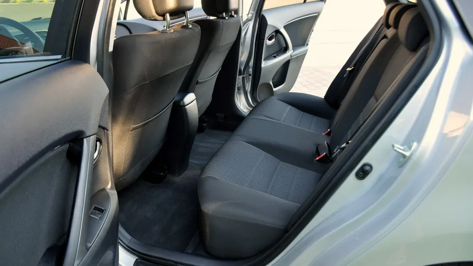 TOYOTA Avensis -