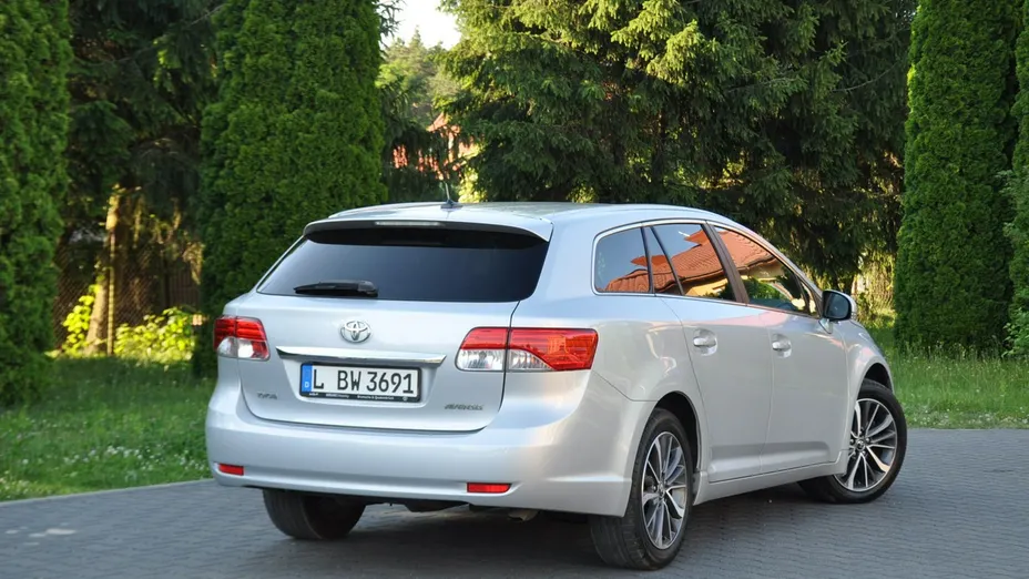 TOYOTA Avensis -