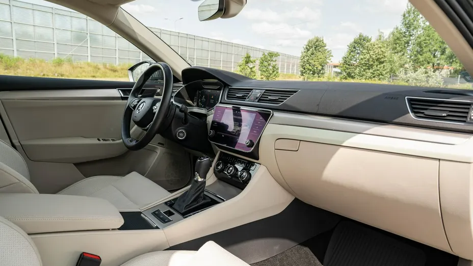 SKODA Superb -